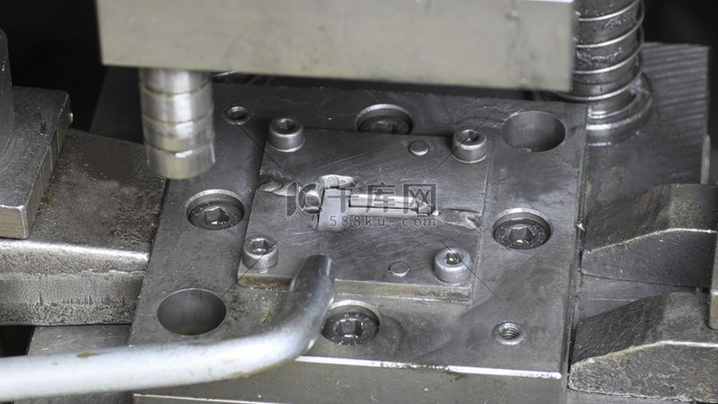 小型压铸模具与大型模具：关键差异解析